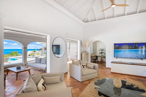 Salon luxueux de la Villa Agama à Saint-Martin avec vue océan, mobilier moderne et accès à la plage