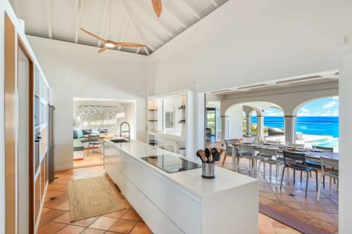 Cuisine moderne avec vue sur l'océan à Villa Agama, Saint-Martin, îlot blanc, accents bois et terrasse face mer