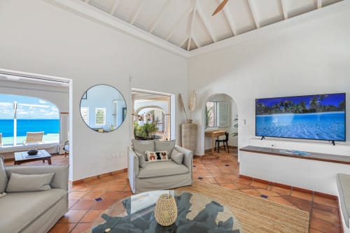 Salon luxueux de la Villa Agama à Saint-Martin avec vue sur l'océan, équipements modernes et décoration côtière