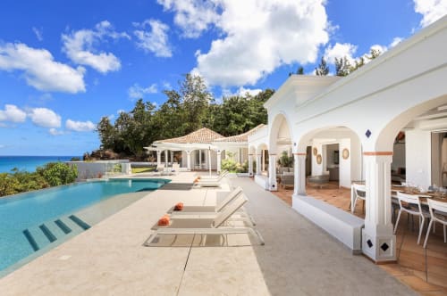 Villa Agama, resort de luxe en bord de mer à Saint-Martin avec piscine à débordement, architecture blanche et vue sur l'océan des Caraïbes