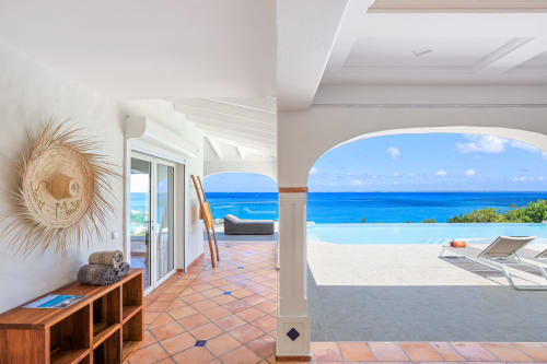 Villa Agama Saint-Martin : villa de luxe en bord de mer avec piscine à débordement, terrasse vue océan et décoration côtière contemporaine