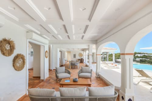 Salon de Villa Agama avec vue côtière, colonnes voûtées, parquet et accès à la piscine à Saint-Martin