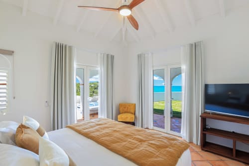 Chambre de luxe à la Villa Agama à Saint-Martin avec vue océan, mobilier moderne et décoration côtière