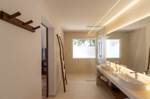 Salle de bain contemporaine à Villa Agama à Saint-Martin avec vasques doubles, douche à effet pluie, miroir chauffant et lumière naturelle