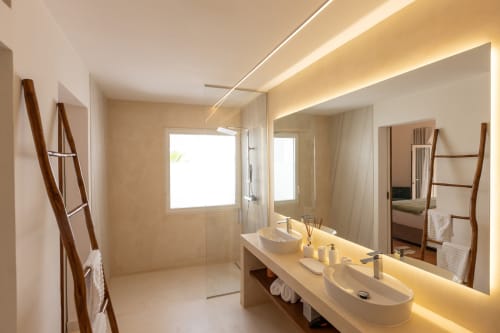 Salle de bain contemporaine luxe à Villa Agama, Saint-Martin avec double vasque, douche à effet pluie et échelle de serviettes en bois.