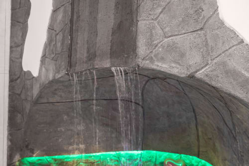 Vasca idromassaggio con getti d'acqua nella suite SPA Elite Apartment di Catania, con pareti in pietra e soffione pioggia
