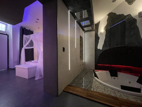 Suite spa moderna presso Elite Apartment SPA a Catania con illuminazione ambientale viola, sauna e design contemporaneo