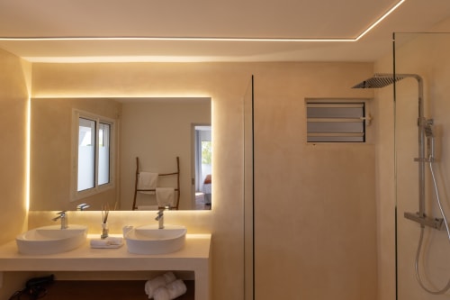 Salle de bain contemporaine à Villa Agama à Saint-Martin avec double vasque, miroir lumineux et douche italienne