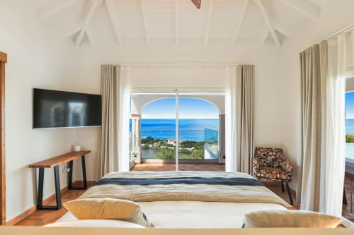 Chambre de luxe à la Villa Agama, Saint-Martin avec vue océan, lit king-size et équipements modernes