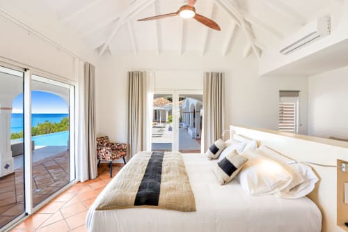 Chambre luxe à la Villa Agama, Saint-Martin avec vue océan, lit king-size, ventilateur de plafond et accès à la terrasse