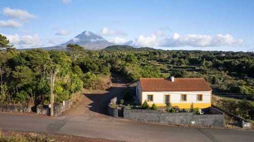 Casa da Avó Alice villa at Inn Nature with Mount Pico in background, São Roque do Pico