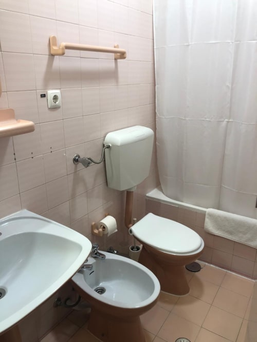 Casa de banho privada na Pousada Infante Dom Henrique, Coimbra com retrete, bidé e chuveiro