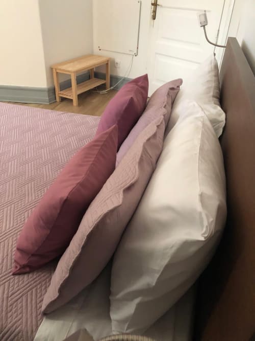 Quarto Duplo Deluxe com almofadas burgundy e rosa na Guest House Infante Dom Henrique, Coimbra
