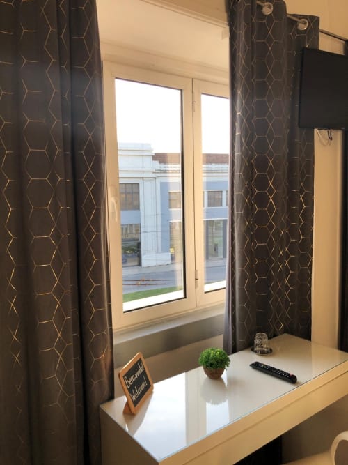 Janela do quarto de hóspedes com vista para a cidade na Guest House Infante Dom Henrique em Coimbra, Portugal, com escrivaninha e amenidades