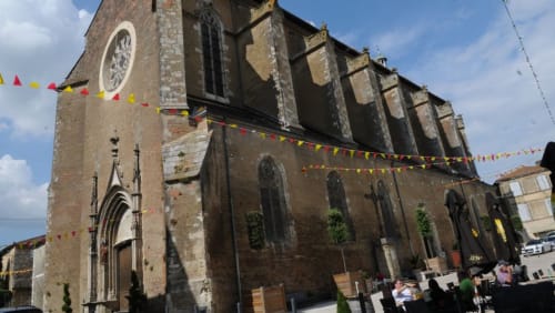 Église en pierre historique à Eauze décorée de guirlandes colorées, gîte Le Jardin d'Elusa