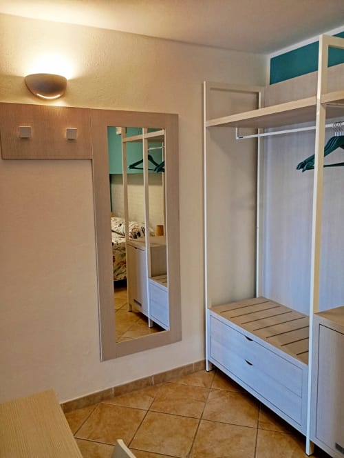 Camera moderna a Roccabianca Rooms a Stintino con armadio a specchio e letto a castello