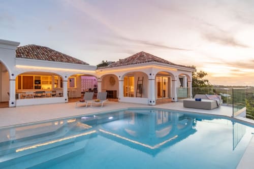 Villa Agama, piscine de luxe et terrasse au coucher de soleil à Saint-Martin, architecture méditerranéenne