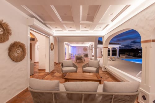 Salon luxueux Villa Agama avec terrasse vue sur Saint-Martin, mobilier contemporain et piscine au crépuscule