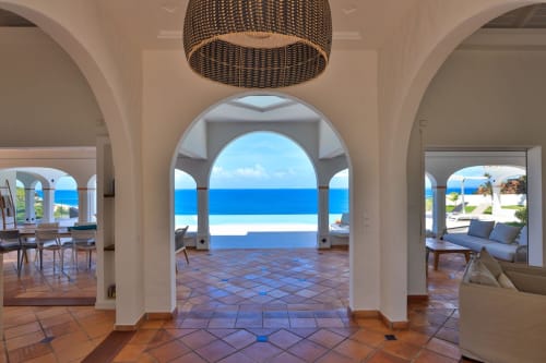 Élégante colonnade arquée de la Villa Agama ouvrant sur la vue des Caraïbes, intérieur de station balnéaire de luxe à Saint-Martin