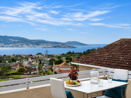 Terraza de casa costera con vista a la bahía de Baiona, mesa de comedor, vistas al mar y paisaje mediterráneo