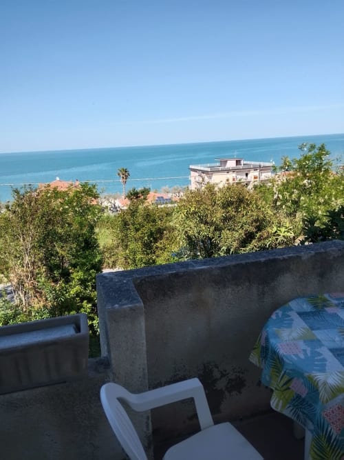Vista dalla terrazza sul Mare Adriatico presso Tales of Abruzzo, Fossacesia, con edifici costieri e vegetazione mediterranea