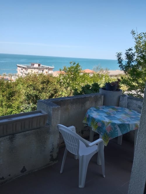 Area ristorazione in terrazza di Tales of Abruzzo con vista mare su spiaggia di Fossacesia e costa adriatica