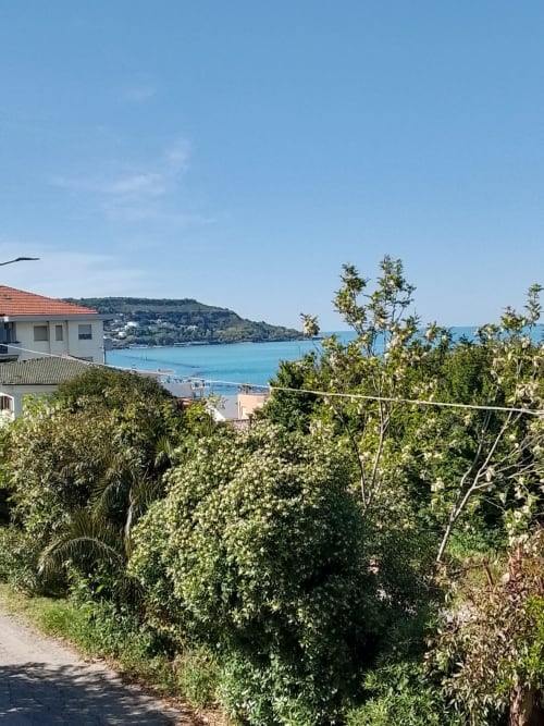 Vista sul mare Adriatico turchese dall'appartamento Tales of Abruzzo a Fossacesia, con lussureggianti giardini