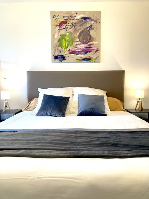 Habitación Le Châtelet en Au Château De Villelongue con vista al jardín, cama moderna, almohadas azules y obra de arte abstracta