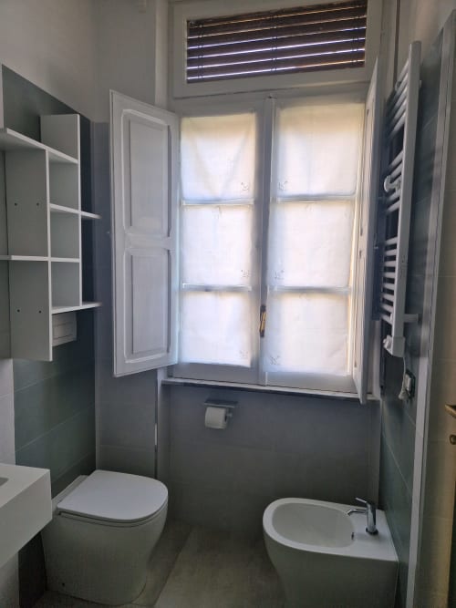 Bagno moderno in Camera More presso Il 900 B&B ad Avezzano con WC, bidet, finestra e scaffali