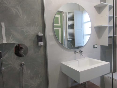 Bagno moderno con specchio rotondo e lavabo bianco nella Camera More dell'Il 900 B&B, Avezzano Italia