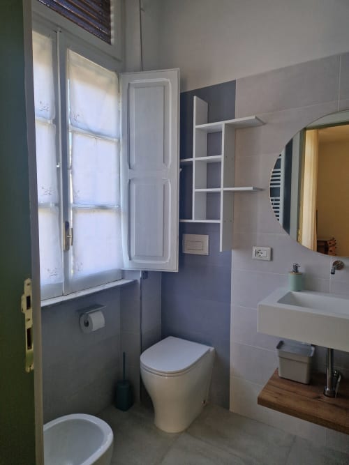 Bagno moderno in Camera Camelie presso Il 900 B&B, Avezzano, con wc, lavandino, specchio e finestra