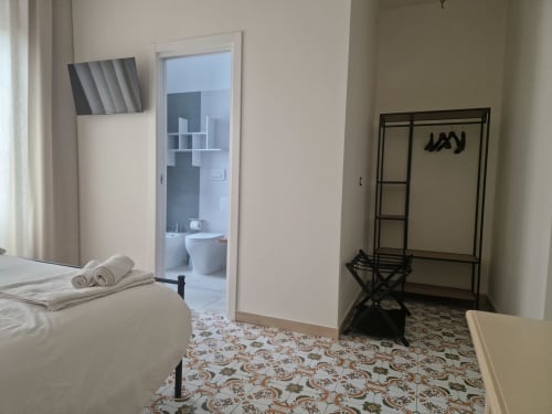 Camera Segreto presso Il 900 B&B ad Avezzano: camera con letto, bagno ensuite, TV e attaccapanni