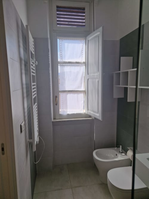 Bagno moderno in Camera Segreto presso Il 900 B&B, Avezzano con WC, bidet, finestra e scaldasalviette