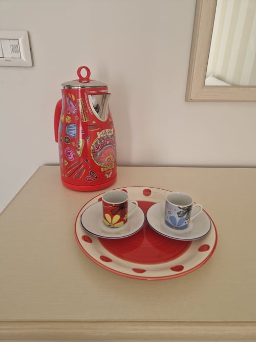 Elegante servizio da tè rosso con motivi colorati presso l'Il 900 B&B ad Avezzano