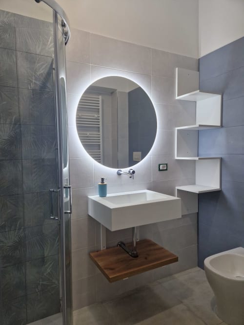 Bagno moderno in Camera Avventura presso Il 900 B&B, Avezzano, con specchio ovale illuminato e lavabo bianco