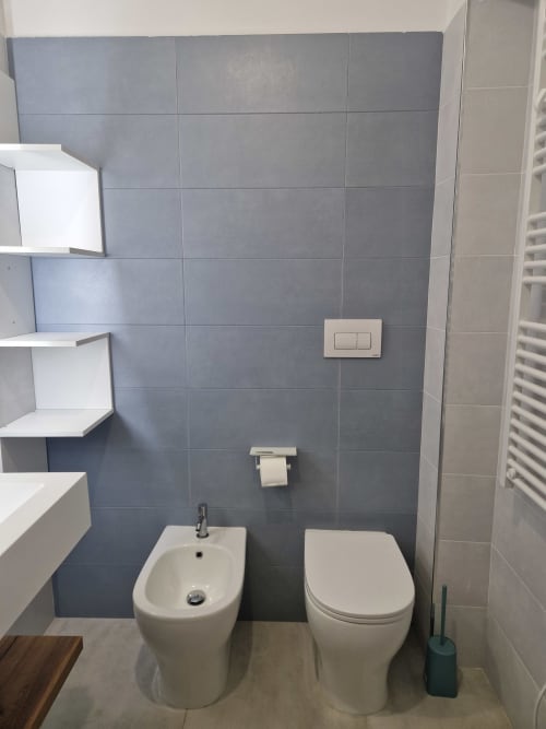 Bagno moderno in Camera Avventura presso Il 900 B&B, Avezzano, con piastrelle grigie, bidet, WC e sanitari bianchi