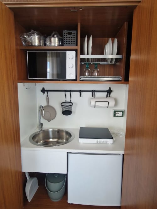 Kitchenette compatta in Camera Avventura presso Il 900 B&B, Avezzano con microonde, lavello e ripostiglio