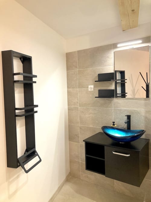 Baño moderno en la habitación Le Châtelet del Au Château De Villelongue con lavabo azul y mueble de baño negro