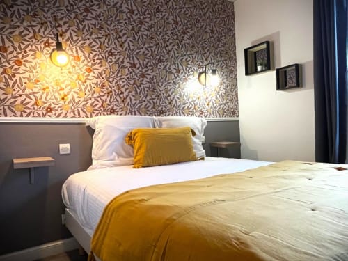 Chambre double douillette aux Maisons Delphine Le Cottage à Villers-sur-Mer, avec finitions dorées, papier peint à motifs et luminaire suspendu