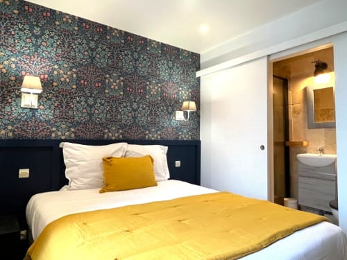 Chambre double confortable au gîte Maisons Delphine à Villers-sur-Mer avec papier peint fleuri et salle de bains attenante
