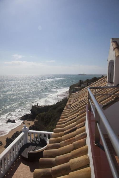 Tejadillo de teracota con vistas al Mar Mediterráneo en el Hostal Mar de Frente, Los Caños de Meca
