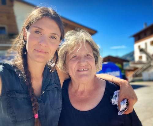 Deux femmes souriantes à l'hôtel Chez Francine à Notre Dame de Bellecombe, France