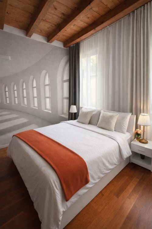 Camera da letto luminosa della Lilia Luxury Suite a Bergamo con travi in legno, finestre ad arco, biancheria bianca, plaid arancione e elegante