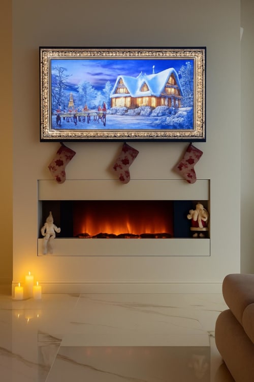 Camino festivo con decorazioni invernali, fiamma elettrica, calze natalizie, atmosfera di suite lussuosa all'hotel Bergamo