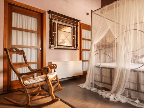 Chambre rustique du Viento de Ladera à Ségovie avec meubles en bois, lit à baldaquin et décoration traditionnelle