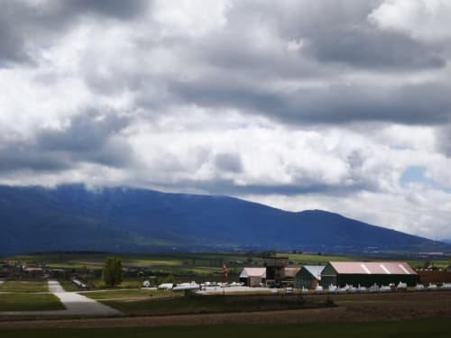 Ferme rurale avec champs verts et montagnes près de Ségovie, Espagne - Vue du jardin du gîte Viento de Ladera