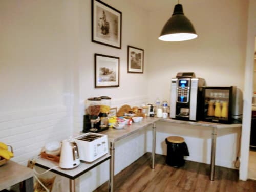 Chambre Twin Hôtel le Vauban avec kitchenette équipée : cafetière, grille-pain et distributeur de boissons