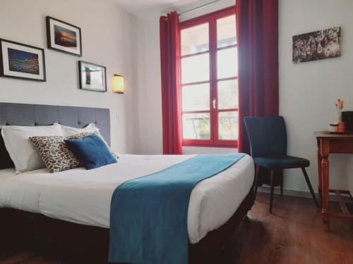 Chambre double lumineuse à l'Hôtel le Vauban à Carentan avec touches bleues, grandes fenêtres et mobilier moderne