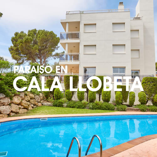 Moderno edificio de apartamentos en Experiencias Encant Cala Llobeta en Calafella con piscina y jardines mediterráneos