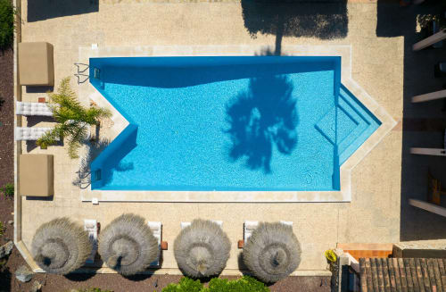 Vue aérienne de la piscine d'Agroturismo Ses Illes à Costitx avec transats et terrasse environnante